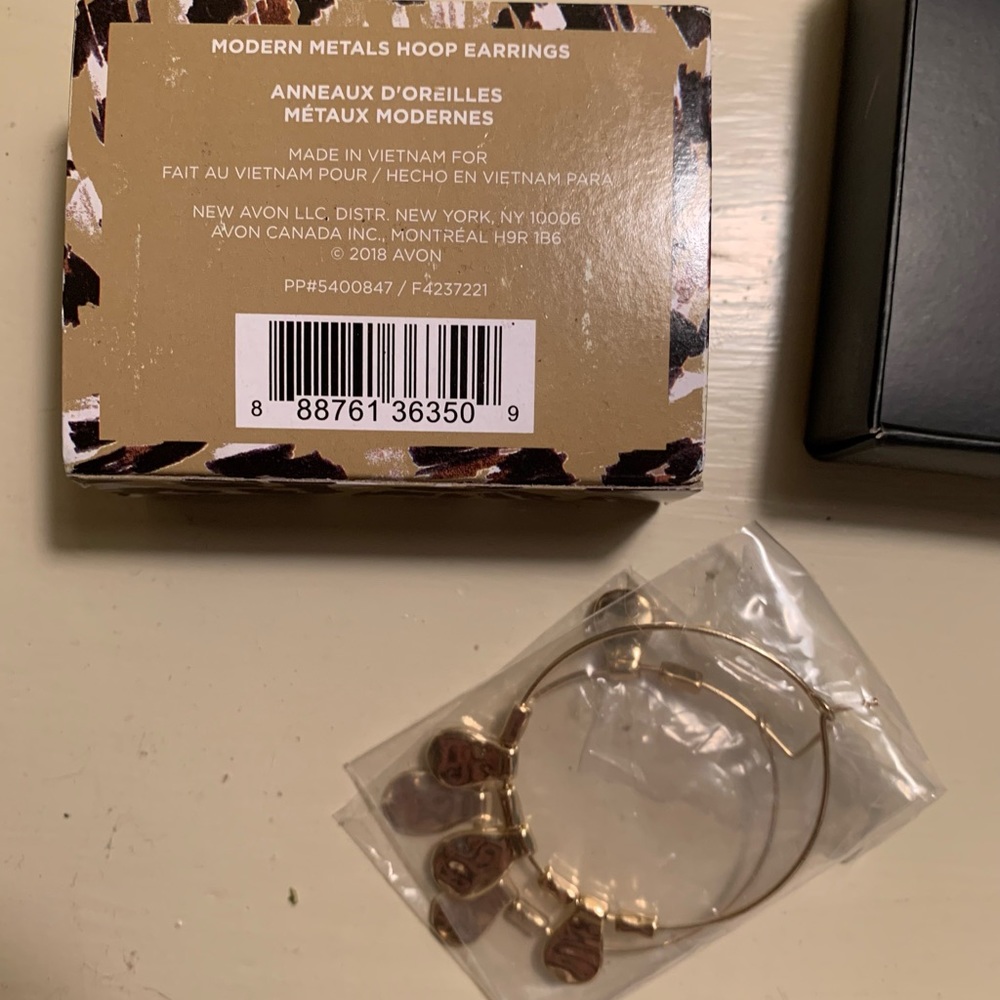 D O N A T E D Modern Metal Hoop Earrings NWT - Picture 3 of 5